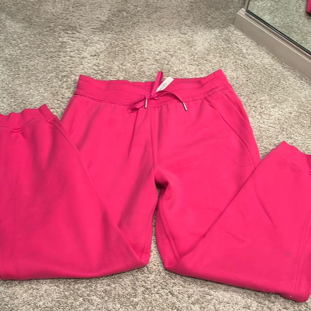 Great condition! Lululemon Scuba high rise jogger full length